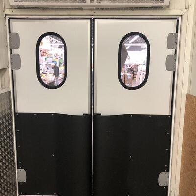 Маятниковые двери с фиксацией 90 градусов