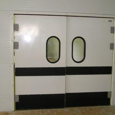 Маятниковые двери с фиксацией 90 градусов